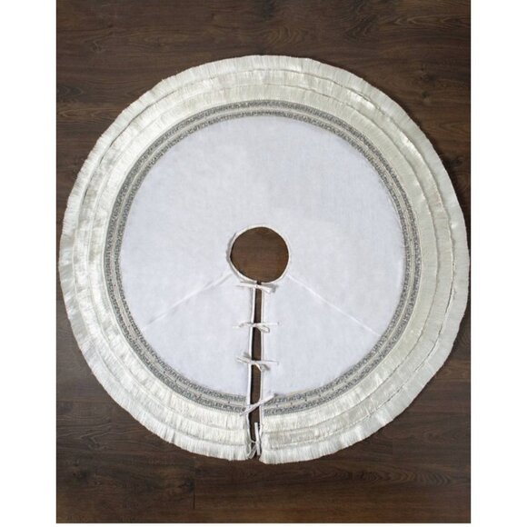 Balsam Hill Plaza Fringed Christmas Tree Skirt 60" White With Silver Accents NEW - Picture 3 of 11